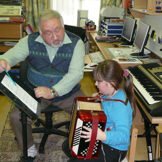 Bild enthält, Adult, Male, Man, Person, Child, Female, Girl, Wristwatch, Table, Computer Keyboard