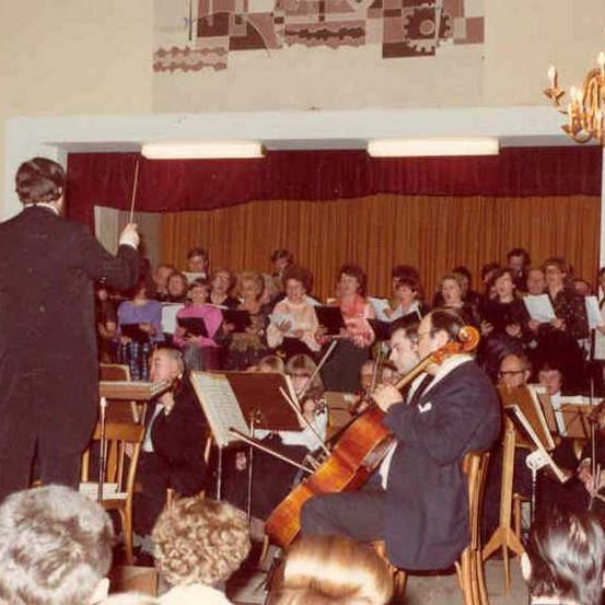 Bild enthält, Indoors, Music, Musical Instrument, Musician, Orchestra, Performer, Person, Adult, Male, Man