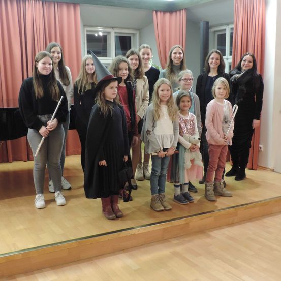 Bild enthält, Adult, Female, Person, Woman, Shoe, Grand Piano, Musical Instrument, Piano, Glasses, Baton