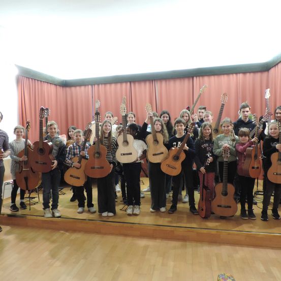 Bild enthält, Group Performance, Music, Music Band, Musician, Performer, Person, Shoe, Glasses, Guitar, Indoors