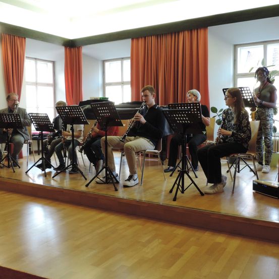 Bild enthält, Floor, Flooring, Wood, Hardwood, Adult, Male, Man, Person, Shoe, Woman