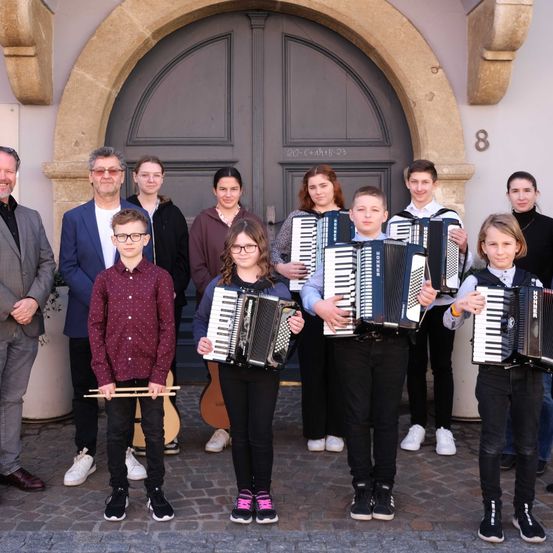 Bild enthält, Boy, Male, Person, Teen, Adult, Man, Female, Girl, Musical Instrument, People