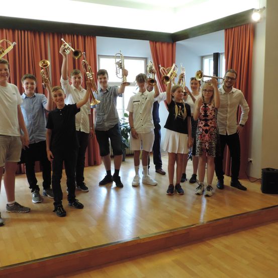 Bild enthält, Floor, Flooring, Shoe, Speaker, Shorts, Person, Adult, Male, Man, Hardwood