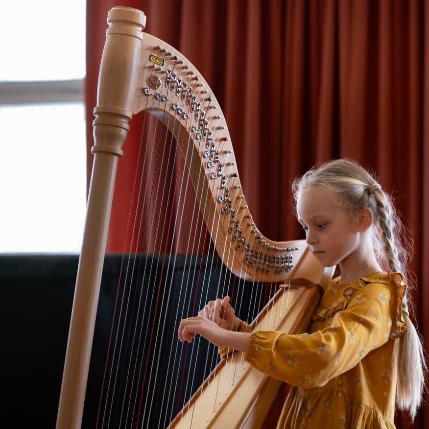 Bild enthält, Child, Female, Girl, Person, Musical Instrument, Harp
