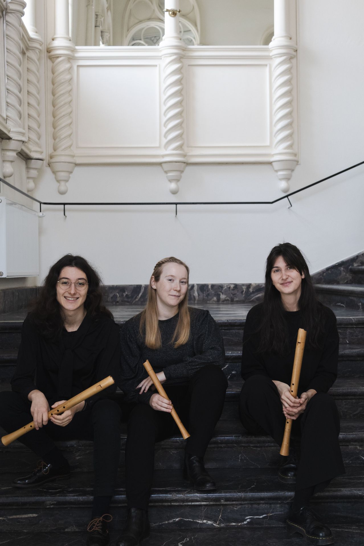 Bild enthält, Staircase, Adult, Female, Person, Woman, Glasses, Shoe, People, Handrail, Axe
