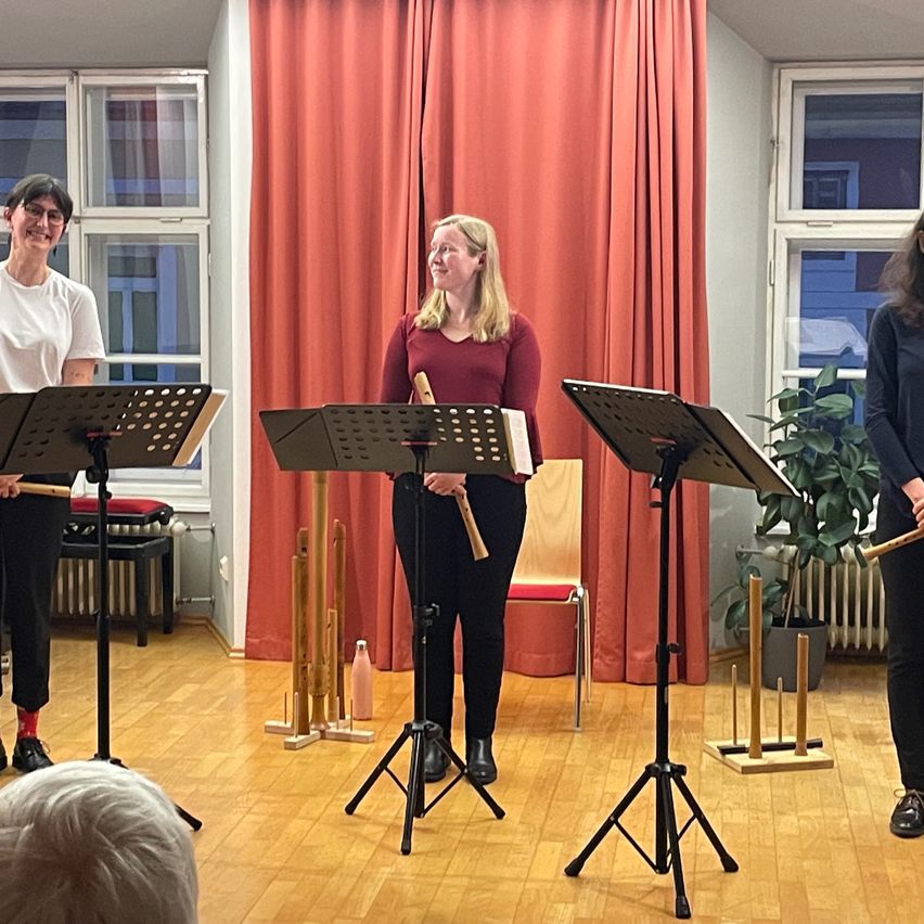 Bild enthält, Furniture, Table, Adult, Female, Person, Woman, Male, Man, Desk, Singing