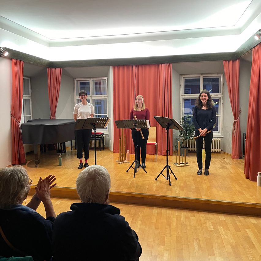 Bild enthält, Person, Adult, Male, Man, Shoe, Crowd, Musical Instrument, Music, Musician, Piano