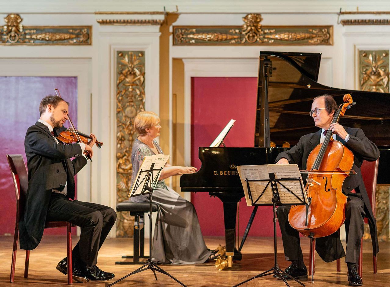 Bild enthält, Adult, Female, Person, Woman, Musical Instrument, Piano, Male, Man, Music, Musician