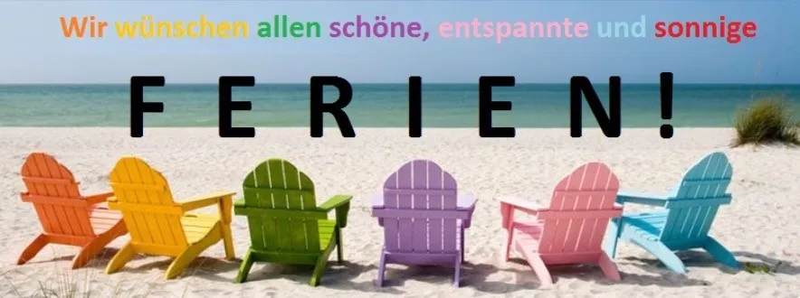 Eine Reihe bunter Stühle am Strand, mit einer Botschaft darüber, die allen schöne, entspannte und sonnige Ferien wünscht.