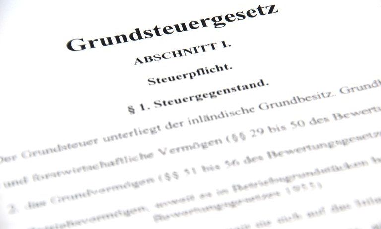 Ein Dokument mit dem Titel 'Grundsteuergesetz' oder 'Grundsteuergesetz', das deutschen Text enthält. Abschnitt I mit der Überschrift 'Steuerpflicht' oder 'Steuerpflicht'. Der Text erwähnt Steuern auf Eigentum und Wert. Es enthält einen Verweis auf einen Steuersatz von 0,3% für Immobilien mit einem Wert von bis zu 50.000 Euro.