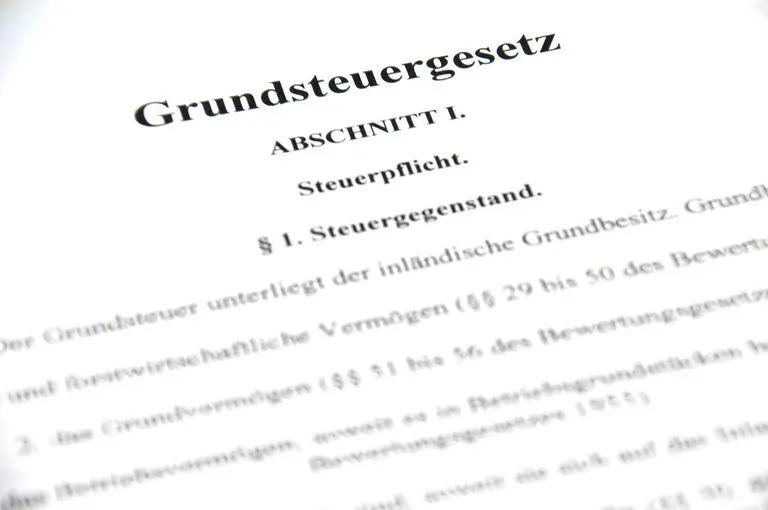 Ein Dokument mit dem Titel 'Grundsteuergesetz' oder 'Grundsteuergesetz', das deutschen Text enthält. Abschnitt I mit der Überschrift 'Steuerpflicht' oder 'Steuerpflicht'. Der Text erwähnt Steuern auf Eigentum und Wert. Es enthält einen Verweis auf einen Steuersatz von 0,3% für Immobilien mit einem Wert von bis zu 50.000 Euro.