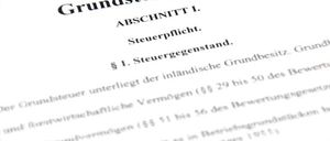 Ein Dokument mit dem Titel 'Grundsteuergesetz' oder 'Grundsteuergesetz', das deutschen Text enthält. Abschnitt I mit der Überschrift 'Steuerpflicht' oder 'Steuerpflicht'. Der Text erwähnt Steuern auf Eigentum und Wert. Es enthält einen Verweis auf einen Steuersatz von 0,3% für Immobilien mit einem Wert von bis zu 50.000 Euro.