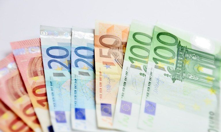 Nahaufnahme verschiedener Euro-Banknoten, einschließlich der 5, 10, 20, 50, 100 und 200 Euro-Stückeln, alle auf weißem Hintergrund gezeigt.