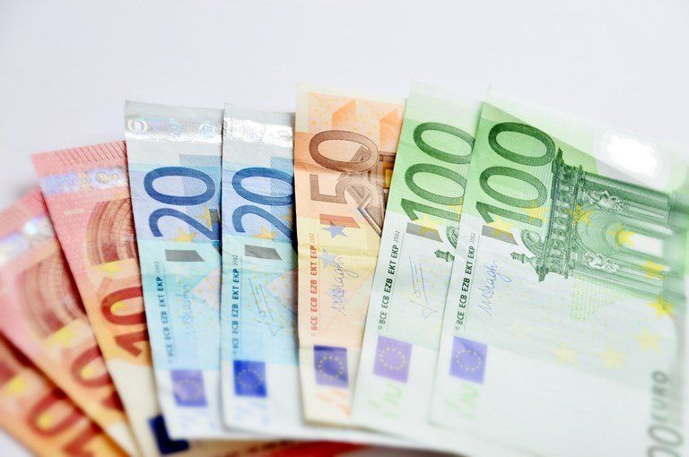 Nahaufnahme verschiedener Euro-Banknoten, einschließlich der 5, 10, 20, 50, 100 und 200 Euro-Stückeln, alle auf weißem Hintergrund gezeigt.