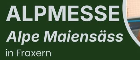 Plakat für Alpmesse Alpe Maisenss in Fraxern, geplant für den 10. August 2025. Es zeigt ein Gruppenfoto von Musikern mit Instrumenten und Details zur Veranstaltung, einschließlich Zeit, Künstler und Shuttleservice.