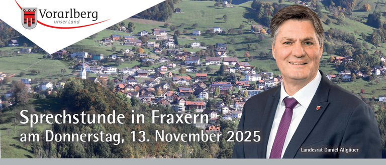 Ein Poster zeigt einen lächelnden Mann in Anzug und Krawatte vor einem bergigen Hintergrund. Der Text lautet: 'Sprechstunde in Fraxern am Donnerstag, 13. November 2025.' Es lädt ein, ein persönliches Gespräch mit Landesrat Daniel Allgäuer zu führen.
