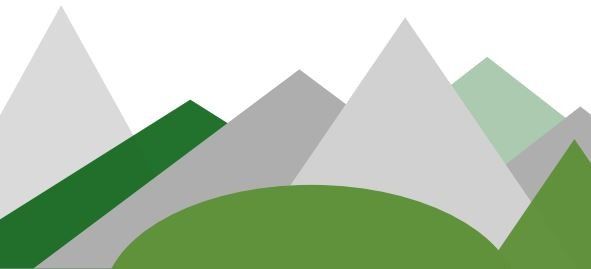 Eine abstrakte Illustration einer bergigen Landschaft mit einem grünen Hügel im Vordergrund. Die Berge sind in Grau- und Grüntönen dargestellt.