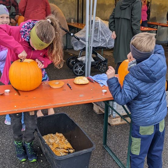 Bild enthält, Person, Clothing, Footwear, Shoe, Festival, Halloween