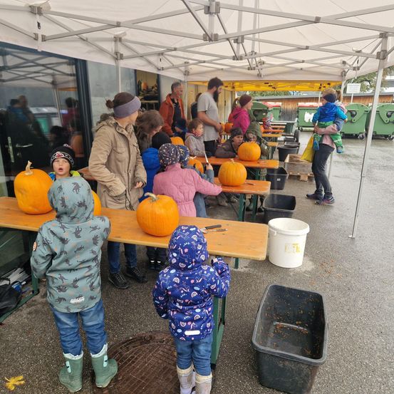 Bild enthält, Person, Shoe, Boy, Child, Male, Pumpkin, Pants, Hat, Squash, Handbag