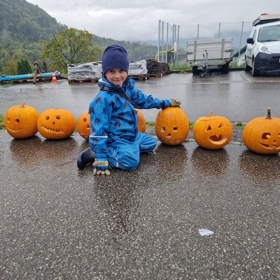 Bild enthält, Glove, Boy, Child, Male, Person, Portrait, Festival, Truck, Car, Boat