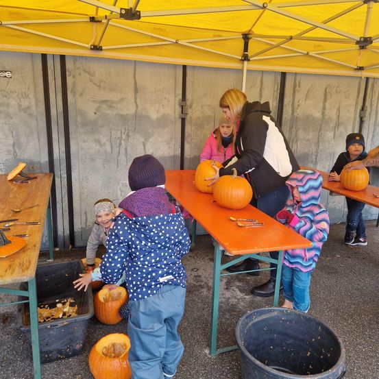 Bild enthält, Desk, Shoe, Person, Adult, Female, Woman, Boy, Child, Male, Hat