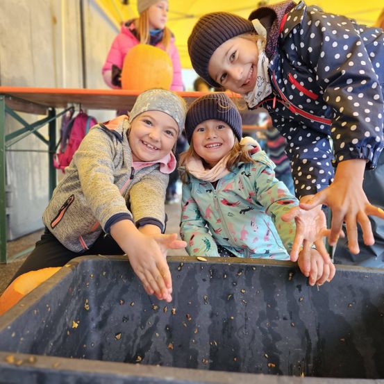 Bild enthält, People, Person, Adult, Female, Woman, Child, Girl, Face, Head, Hat