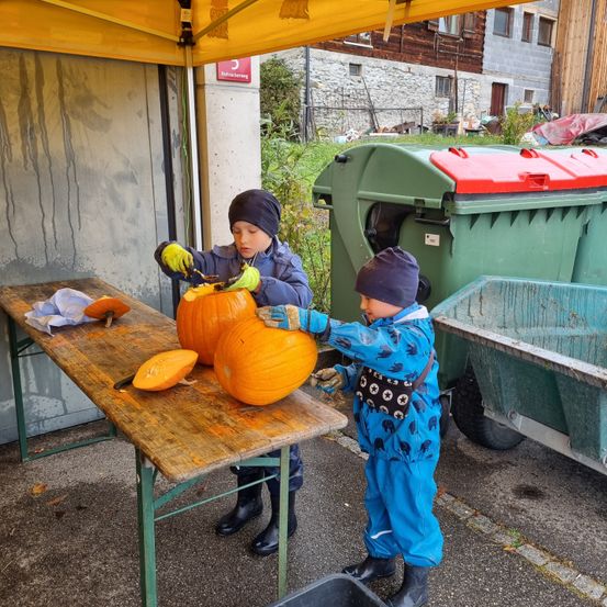 Bild enthält, Boy, Child, Male, Person, Squash, Plywood, Worker, Glove, Shoe, Hardhat