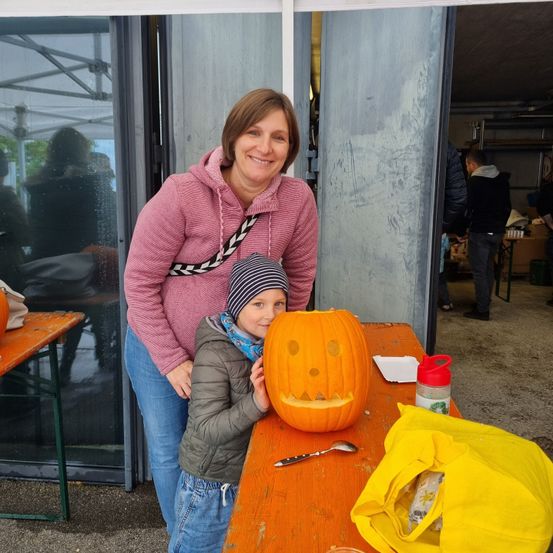 Bild enthält, Produce, Pumpkin, Pants, Squash, Person, Face, Portrait, Adult, Female, Woman
