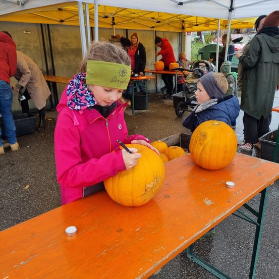 Bild enthält, Plywood, Wood, Pumpkin, Child, Female, Girl, Person, Adult, Woman, Jeans