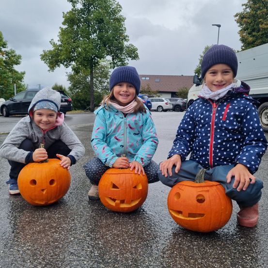 Bild enthält, Person, Festival, Face, Machine, Wheel, Footwear, Shoe, Car, Halloween, Jack-o-lantern