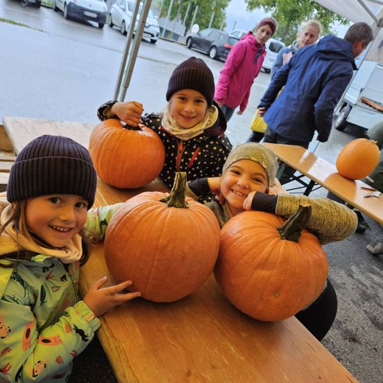 Bild enthält, Face, Person, Portrait, Child, Female, Girl, Adult, Male, Man, Hat