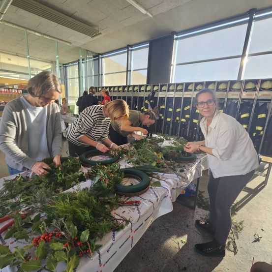 Bild enthält, Herbal, Adult, Female, Person, Woman, Potted Plant, Male, Man, Shoe, Face