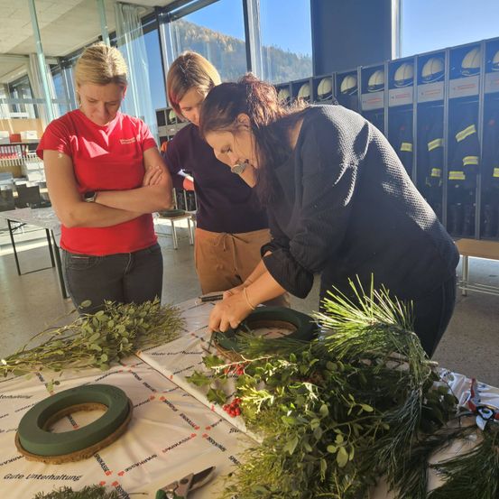 Bild enthält, Garden, Nature, Outdoors, Adult, Female, Person, Woman, Gardening, Tape, Herbal