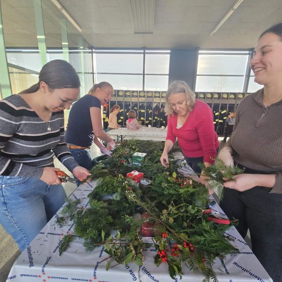 Bild enthält, Potted Plant, Flower, Flower Arrangement, Flower Bouquet, Pants, Rose, Adult, Female, Person, Woman