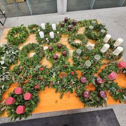 Bild enthält, Clothing, Footwear, Shoe, Candle, Person, Jeans, Pants, Chair, Furniture