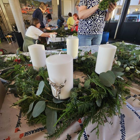 Bild enthält, Adult, Female, Person, Woman, Face, Head, Flower, Plant