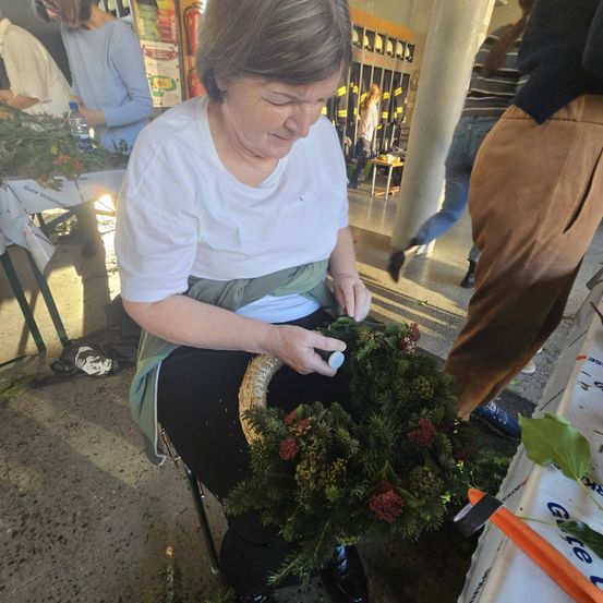 Bild enthält, Potted Plant, Herbal, Planter, Flower Arrangement, Flower Bouquet, Person, Portrait, Adult, Female, Woman