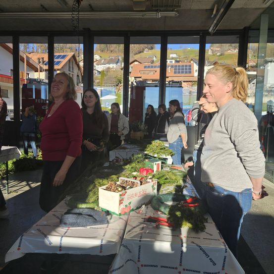 Bild enthält, Adult, Female, Person, Woman, Pants, Jeans, Face, Market, Restaurant, Coat