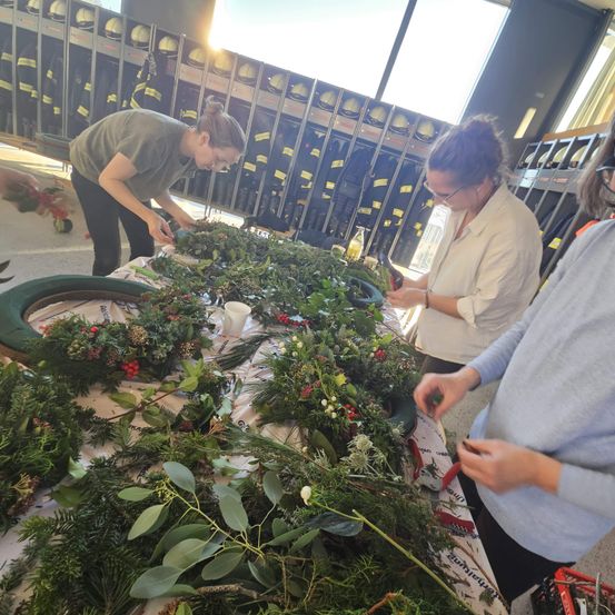 Bild enthält, Garden, Nature, Outdoors, Gardening, Potted Plant, Adult, Female, Person, Woman, Face