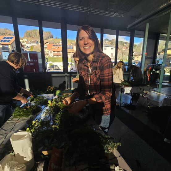 Bild enthält, Potted Plant, Person, Portrait, Adult, Female, Woman, Flower Arrangement, Male, Man, Flower Bouquet