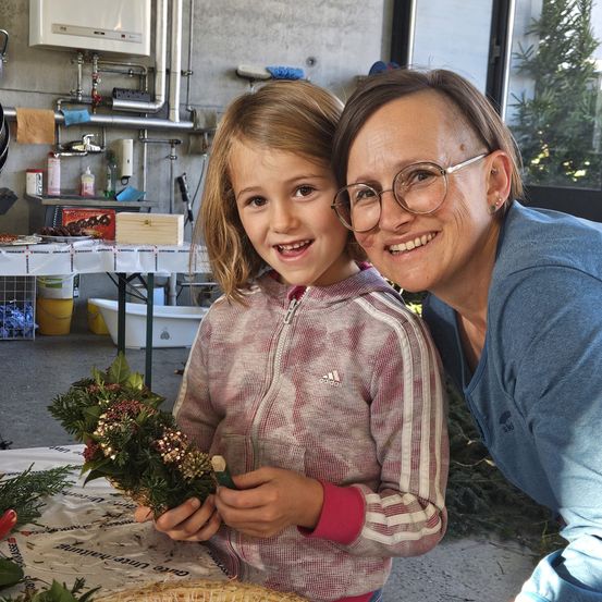 Bild enthält, Potted Plant, Person, Photography, Portrait, Herbal, Flower Arrangement, Glasses, Planter, Adult, Woman