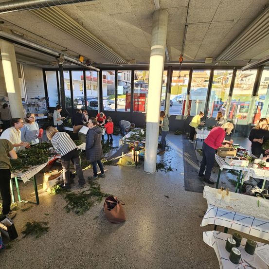 Bild enthält, Indoors, Restaurant, Cafeteria, Boy, Male, Person, Teen, Adult, Female, Woman