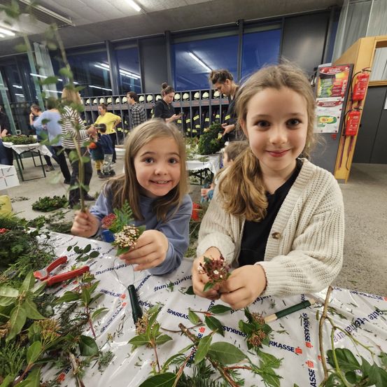 Bild enthält, Herbal, Potted Plant, Person, Portrait, Child, Female, Girl, Leaf, Adult, Man