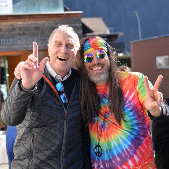 Bild enthält, Sunglasses, Finger, Person, Boy, Child, Male, Adult, Female, Woman, Man