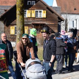 Bild enthält, Cap, Hat, Adult, Male, Man, Person, Female, Woman, Baseball Cap, Jacket