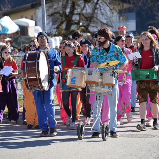 Bild enthält, People, Person, Adult, Male, Man, Boy, Child, Group Performance, Music Band, Shoe