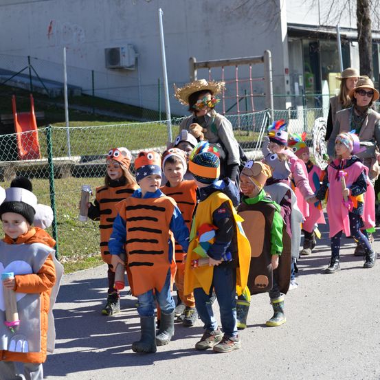 Bild enthält, People, Person, Adult, Female, Woman, Hat, Boy, Child, Male, Jeans