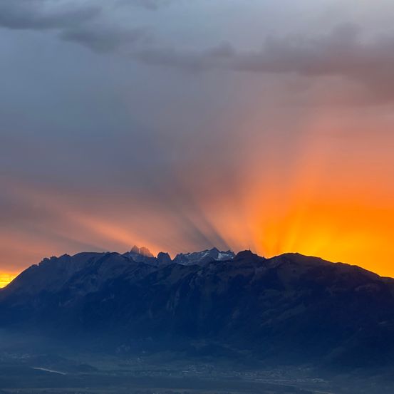 Bild enthält, Nature, Outdoors, Sky, Mountain, Mountain Range, Sunrise, Sunset, Sunlight, Peak, Scenery