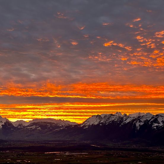 Bild enthält, Nature, Outdoors, Sky, Mountain, Mountain Range, Sunset, Sunrise, Scenery, Peak, Sunlight