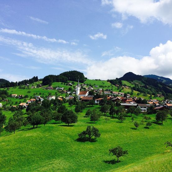 Bild enthält, Nature, Outdoors, Countryside, Field, Grassland, Rural, Pasture, Scenery, Village, Hill